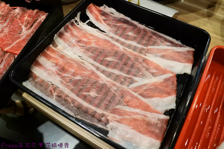 嘉義尊皇大飯店，泳池火鍋吃到飽攻略，享受豪華美食假期。