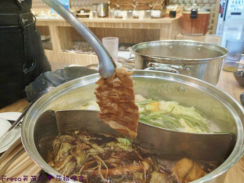 嘉義尊皇大飯店，泳池火鍋吃到飽攻略，享受豪華美食假期。