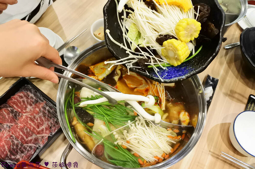 嘉義尊皇大飯店，泳池火鍋吃到飽攻略，享受豪華美食假期。