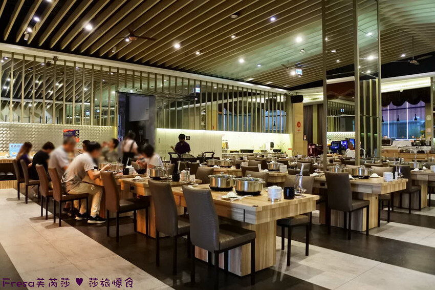 嘉義尊皇大飯店，泳池火鍋吃到飽攻略，享受豪華美食假期。