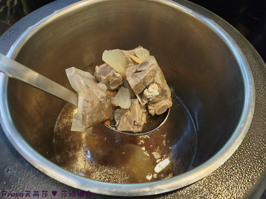 嘉義尊皇大飯店，泳池火鍋吃到飽攻略，享受豪華美食假期。
