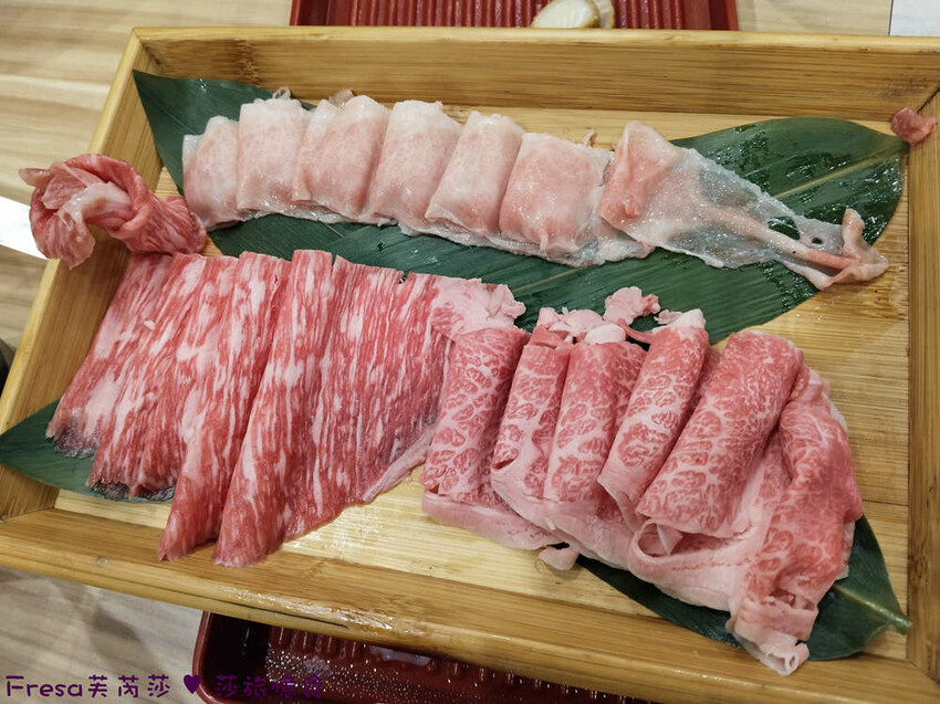 嘉義尊皇大飯店，泳池火鍋吃到飽攻略，享受豪華美食假期。
