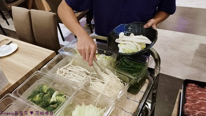 嘉義尊皇大飯店，泳池火鍋吃到飽攻略，享受豪華美食假期。