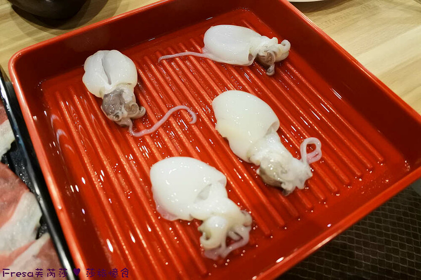 嘉義尊皇大飯店，泳池火鍋吃到飽攻略，享受豪華美食假期。
