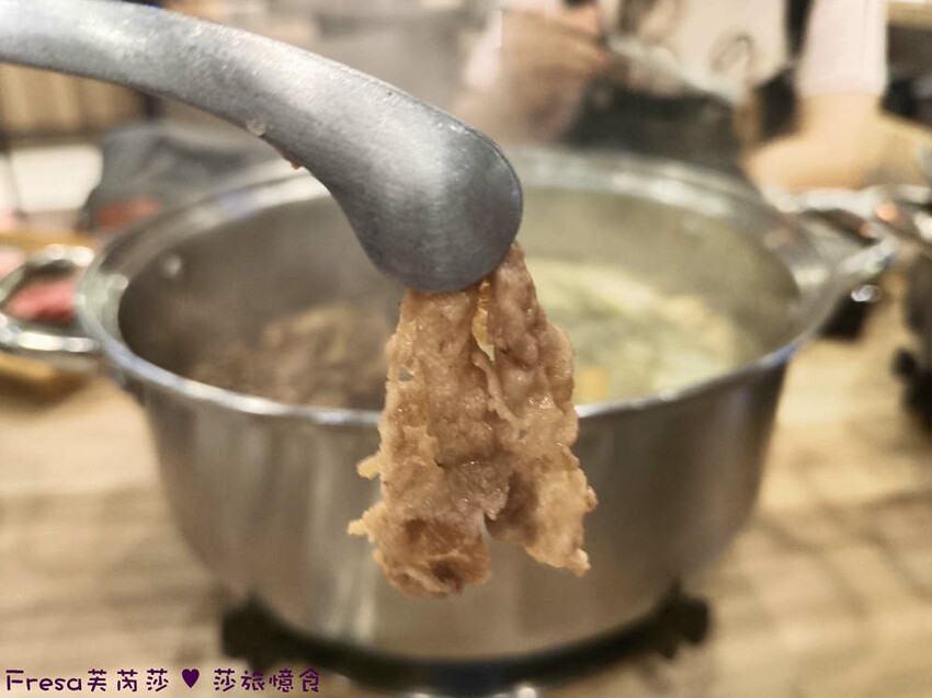 嘉義尊皇大飯店，泳池火鍋吃到飽攻略，享受豪華美食假期。