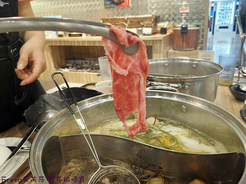 嘉義尊皇大飯店，泳池火鍋吃到飽攻略，享受豪華美食假期。