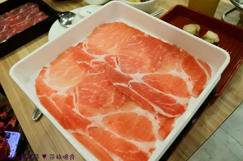 嘉義尊皇大飯店，泳池火鍋吃到飽攻略，享受豪華美食假期。