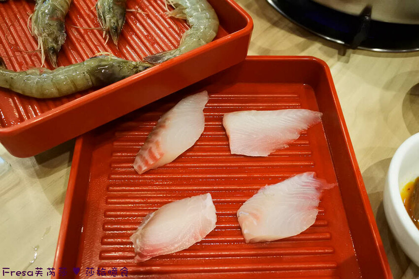 嘉義尊皇大飯店，泳池火鍋吃到飽攻略，享受豪華美食假期。