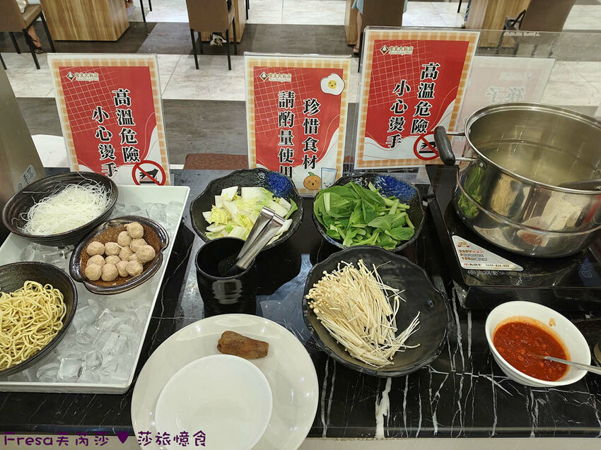 嘉義尊皇大飯店，泳池火鍋吃到飽攻略，享受豪華美食假期。