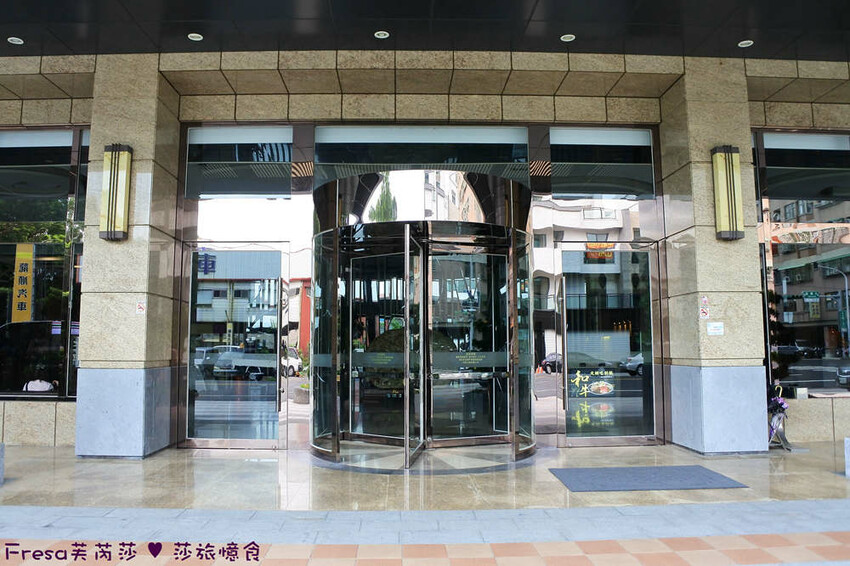 嘉義市西區嘉義飯店【尊皇大飯店】頂樓星空泳池＋月光酒吧＋嚮鍋火鍋吃到飽＋迎賓汽水免費暢飲.渡假放鬆玩一天│嘉義住宿│親子飯店