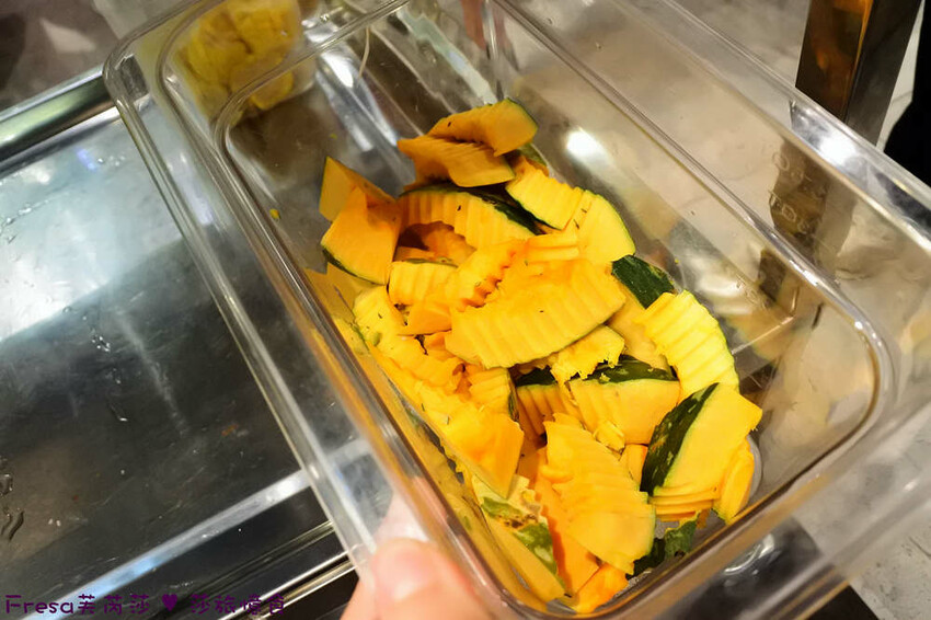 嘉義尊皇大飯店，泳池火鍋吃到飽攻略，享受豪華美食假期。