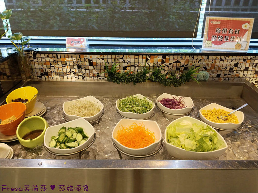 嘉義尊皇大飯店，泳池火鍋吃到飽攻略，享受豪華美食假期。