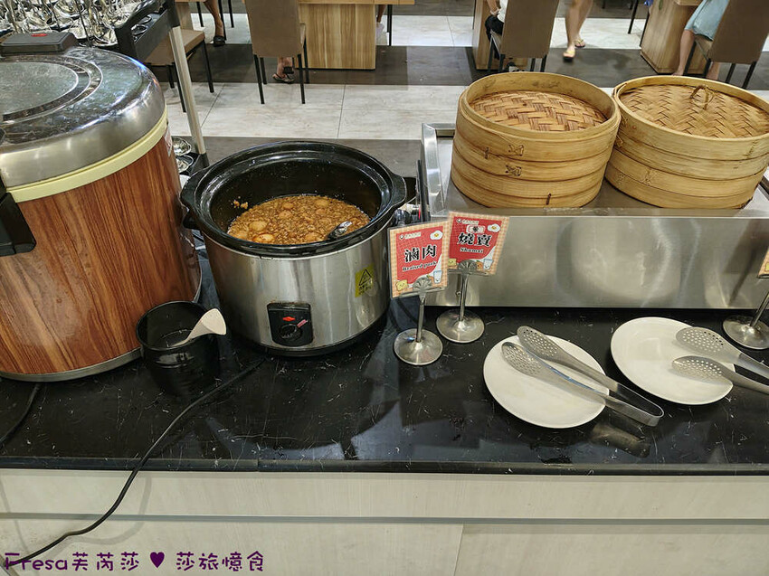 嘉義尊皇大飯店，泳池火鍋吃到飽攻略，享受豪華美食假期。