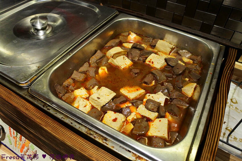 嘉義市西區嘉義飯店【尊皇大飯店】頂樓星空泳池＋月光酒吧＋嚮鍋火鍋吃到飽＋迎賓汽水免費暢飲.渡假放鬆玩一天│嘉義住宿│親子飯店