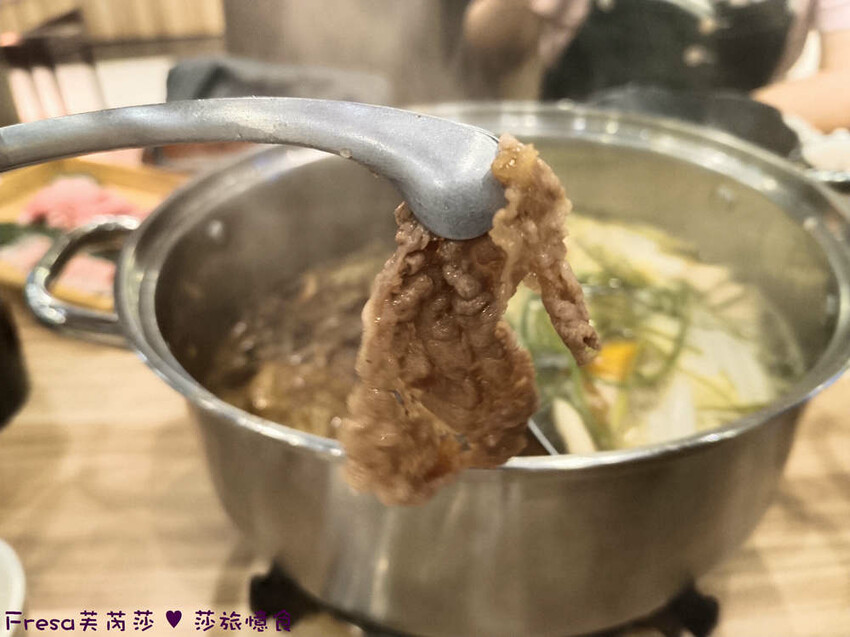 嘉義尊皇大飯店，泳池火鍋吃到飽攻略，享受豪華美食假期。