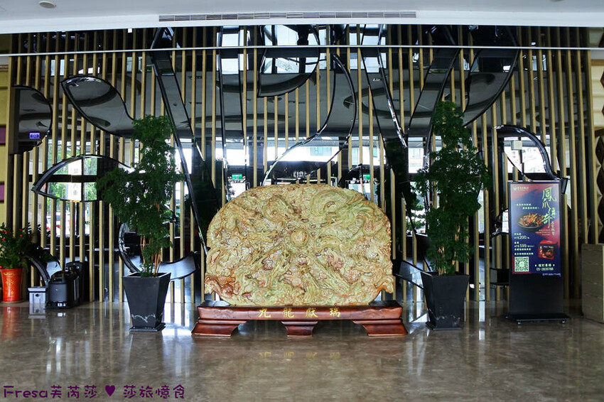 嘉義尊皇大飯店，泳池火鍋吃到飽攻略，享受豪華美食假期。