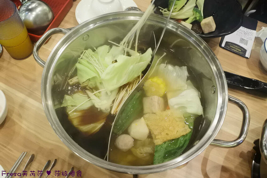 嘉義尊皇大飯店，泳池火鍋吃到飽攻略，享受豪華美食假期。