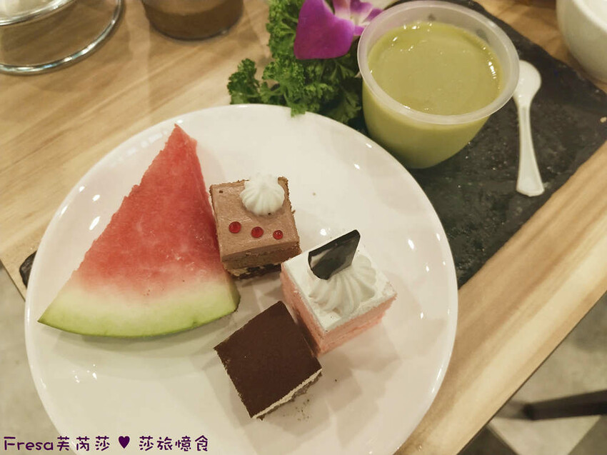 嘉義尊皇大飯店，泳池火鍋吃到飽攻略，享受豪華美食假期。