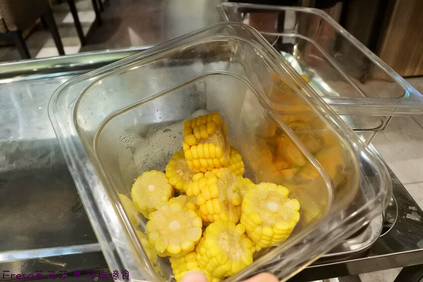 嘉義尊皇大飯店，泳池火鍋吃到飽攻略，享受豪華美食假期。