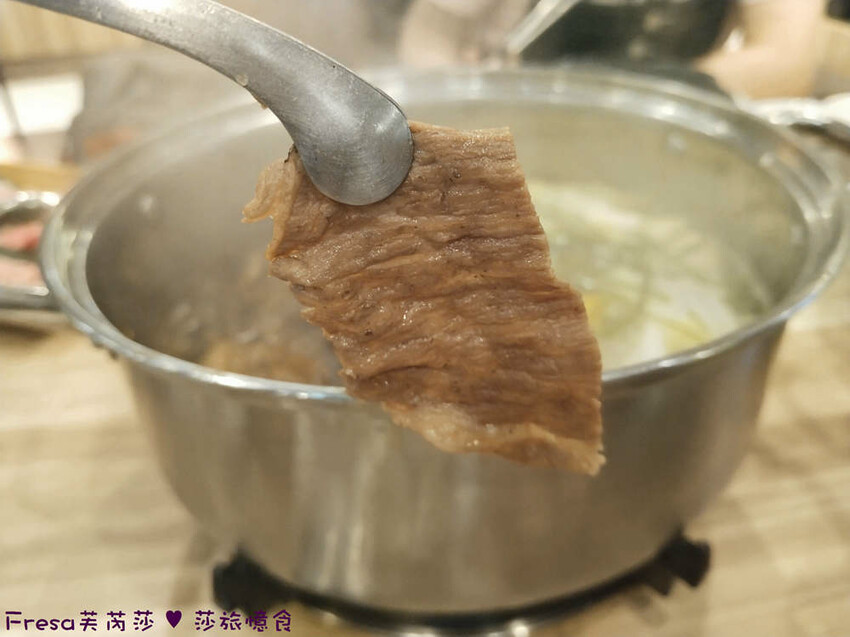 嘉義尊皇大飯店，泳池火鍋吃到飽攻略，享受豪華美食假期。