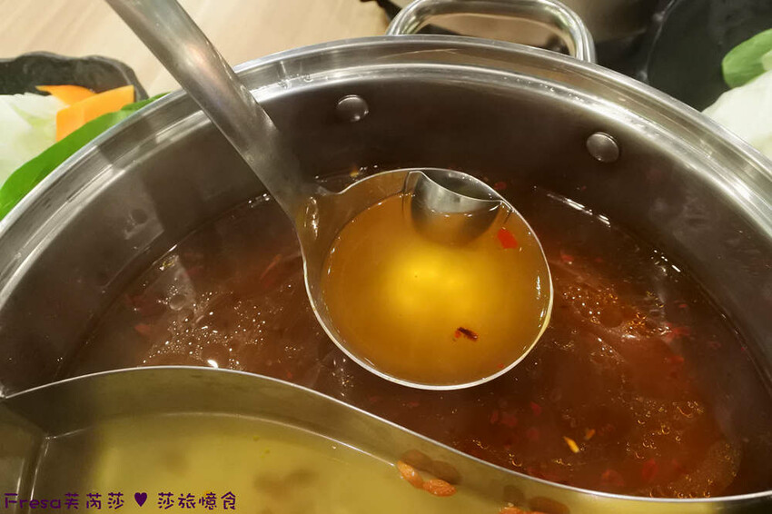 嘉義尊皇大飯店，泳池火鍋吃到飽攻略，享受豪華美食假期。