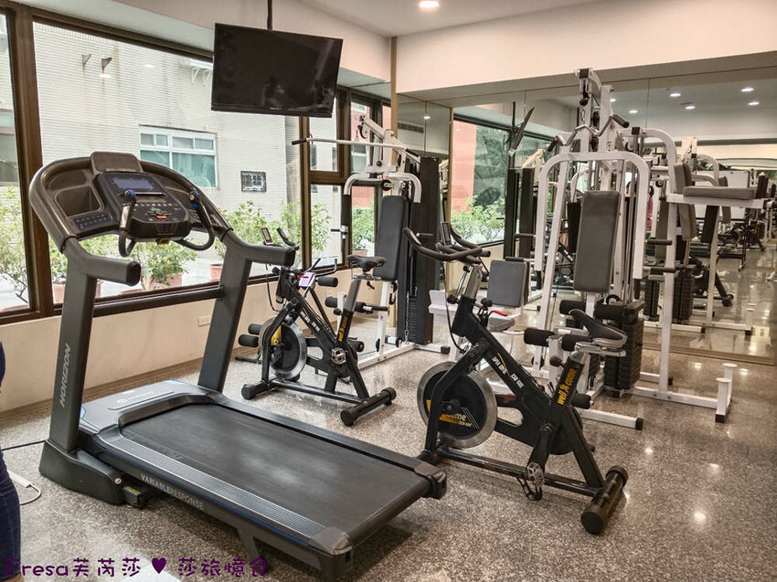 嘉義市西區嘉義飯店【尊皇大飯店】頂樓星空泳池＋月光酒吧＋嚮鍋火鍋吃到飽＋迎賓汽水免費暢飲.渡假放鬆玩一天│嘉義住宿│親子飯店