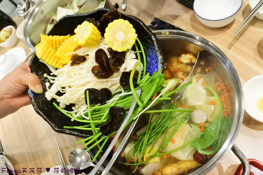 嘉義尊皇大飯店，泳池火鍋吃到飽攻略，享受豪華美食假期。