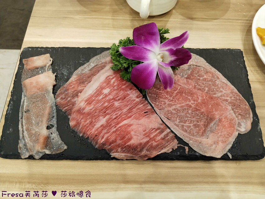 嘉義尊皇大飯店，泳池火鍋吃到飽攻略，享受豪華美食假期。