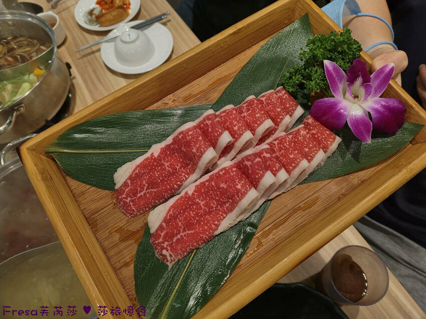 嘉義尊皇大飯店，泳池火鍋吃到飽攻略，享受豪華美食假期。
