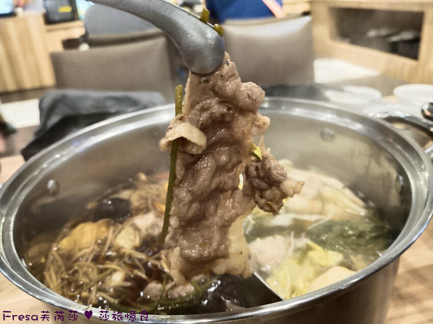嘉義尊皇大飯店，泳池火鍋吃到飽攻略，享受豪華美食假期。