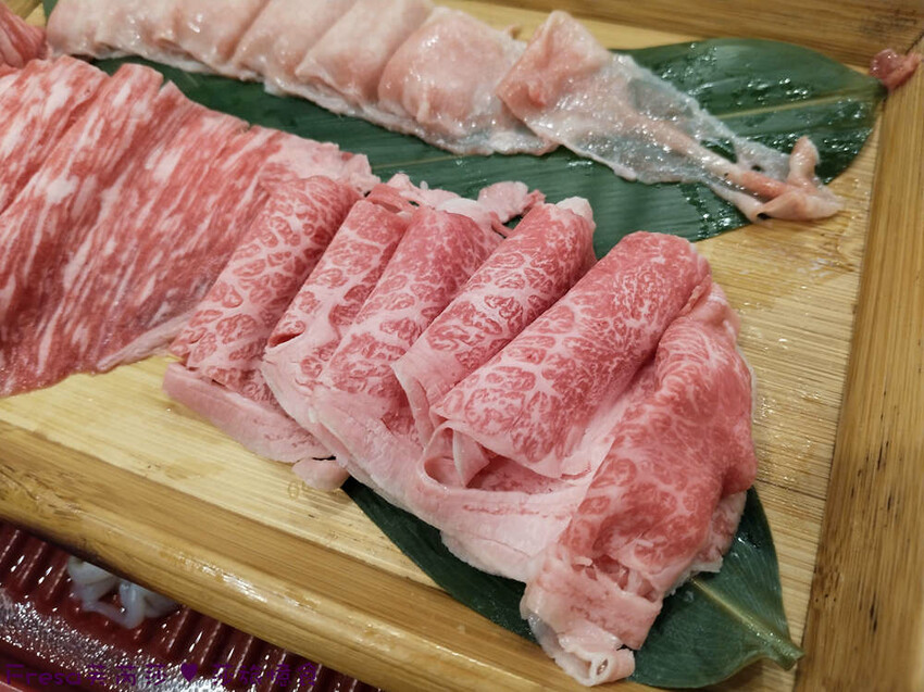 嘉義尊皇大飯店，泳池火鍋吃到飽攻略，享受豪華美食假期。