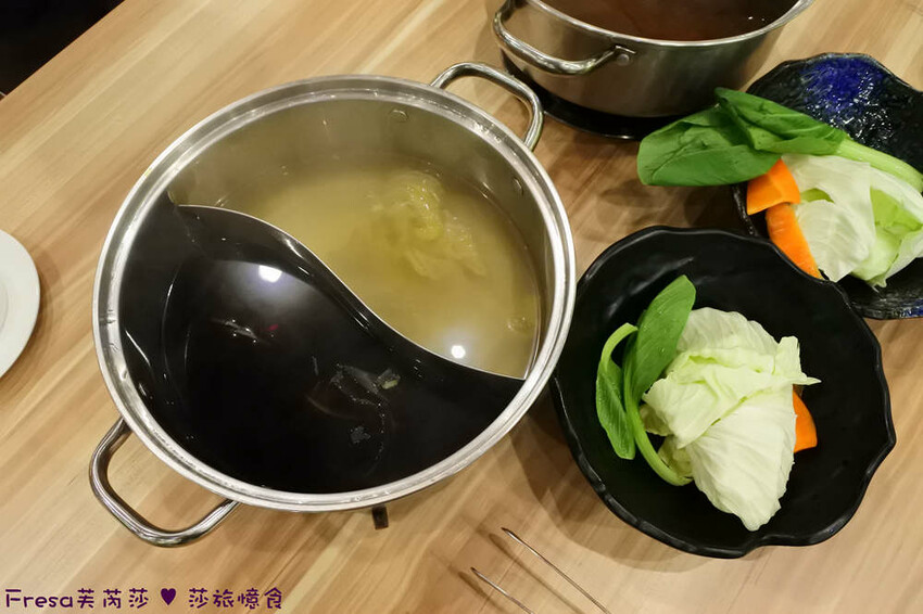嘉義尊皇大飯店，泳池火鍋吃到飽攻略，享受豪華美食假期。