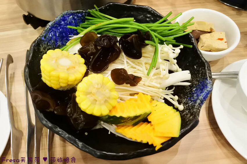 嘉義尊皇大飯店，泳池火鍋吃到飽攻略，享受豪華美食假期。
