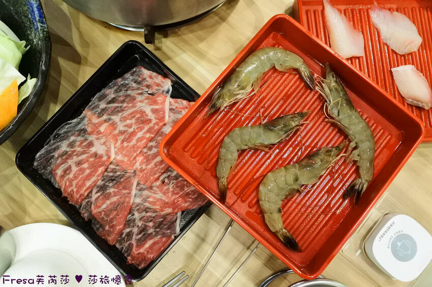 嘉義尊皇大飯店，泳池火鍋吃到飽攻略，享受豪華美食假期。