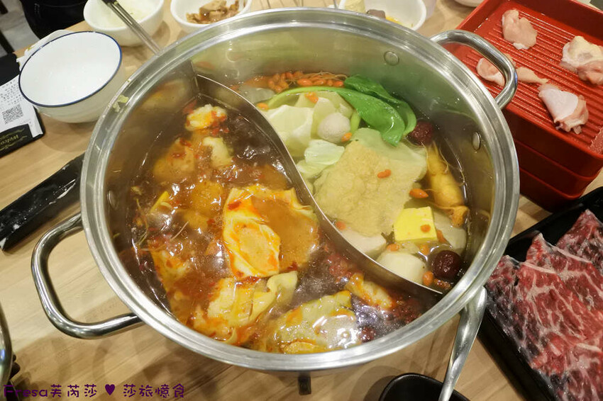 嘉義尊皇大飯店，泳池火鍋吃到飽攻略，享受豪華美食假期。