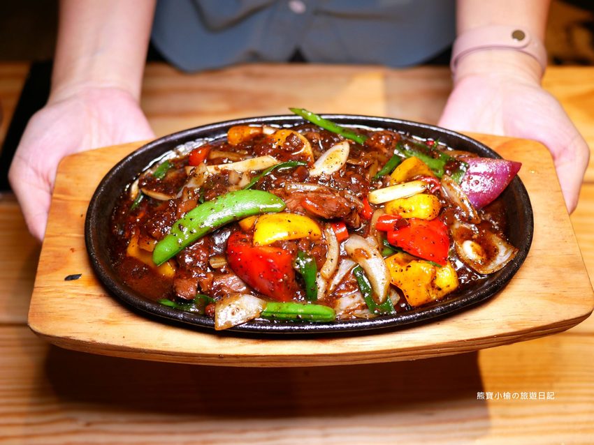 8號複合式啤酒屋,竹北台元科學園區旁平價快炒店,晚間有駐唱歌手現場音樂表演秀!提供免費停車場,內文附詳細菜單介紹。 @熊寶小榆の旅遊日記