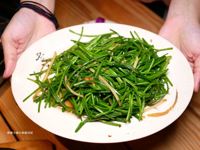 8號複合式啤酒屋,竹北台元科學園區旁平價快炒店,晚間有駐唱歌手現場音樂表演秀!提供免費停車場,內文附詳細菜單介紹。 @熊寶小榆の旅遊日記