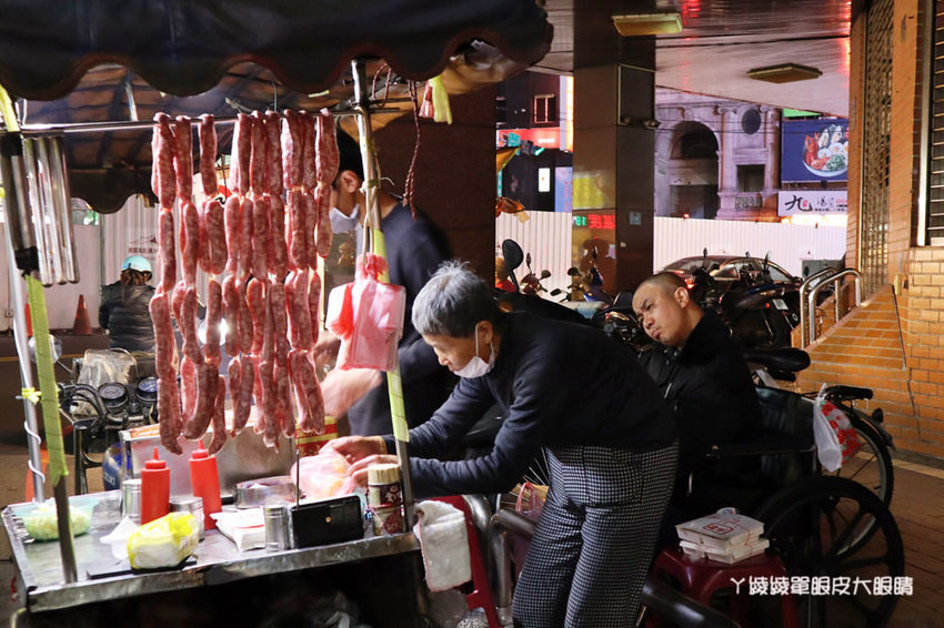 新竹城隍廟婆婆碳烤香腸攤！七旬夫婦苦養癱瘓兒，新竹人暖心力挺排隊買香腸