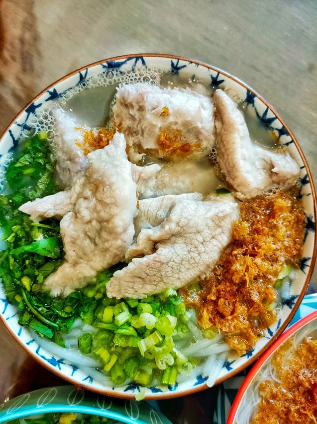 桃園戶政美食-紫芋芋頭米粉-香滑紫芋超濃郁,滿滿松阪豬跟虱目魚肚任你挑 (邀約) @民宿女王芽月-美食.旅遊.全台趴趴走