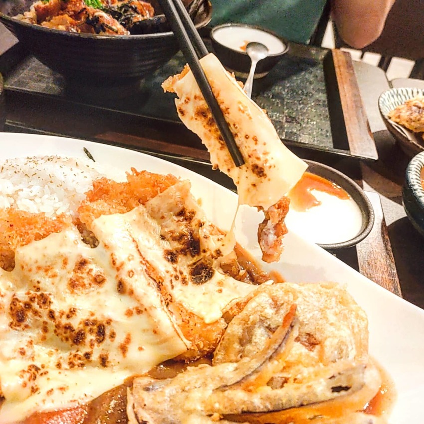 Taipei, Taiwan 真男人丼飯/ 位於#台北小巨蛋 的高cp值丼飯，咖喱飯🍛分量真的不容小覷，吃完真的快飽到天靈蓋😝