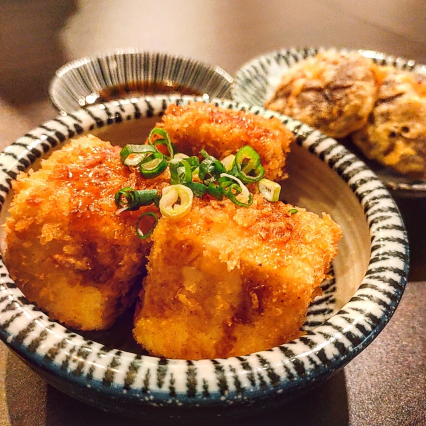 Taipei, Taiwan 真男人丼飯/ 位於#台北小巨蛋 的高cp值丼飯，咖喱飯🍛分量真的不容小覷，吃完真的快飽到天靈蓋😝