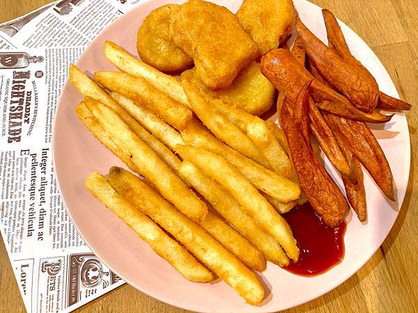 就說開胃了吧,順手點了炸物拼盤,嘻嘻