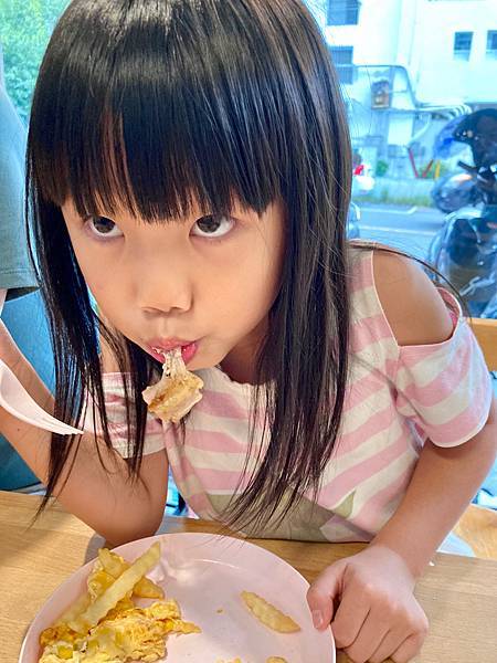 這餐露西很喜歡,一直追著爸比要再吃