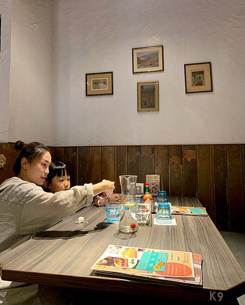 等待點餐的同時母女啟動自拍模式