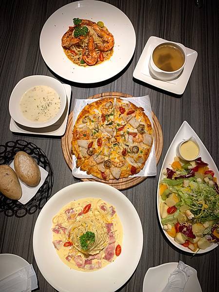 一整桌的料理看起來好像更好吃了