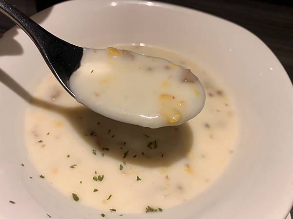 奶油蘑菇濃湯，露西沾著麵包吃的津津有味