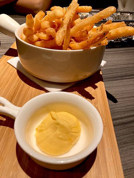 香酥脆薯佐乳酪起司醬，讓人一口接著一口吃不停