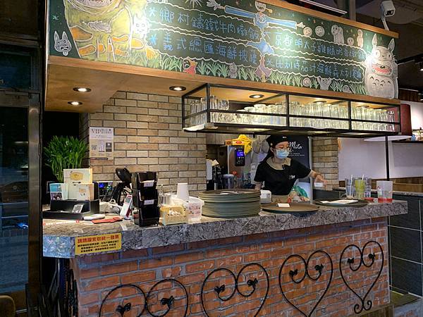 入口吧台上方有人氣推薦