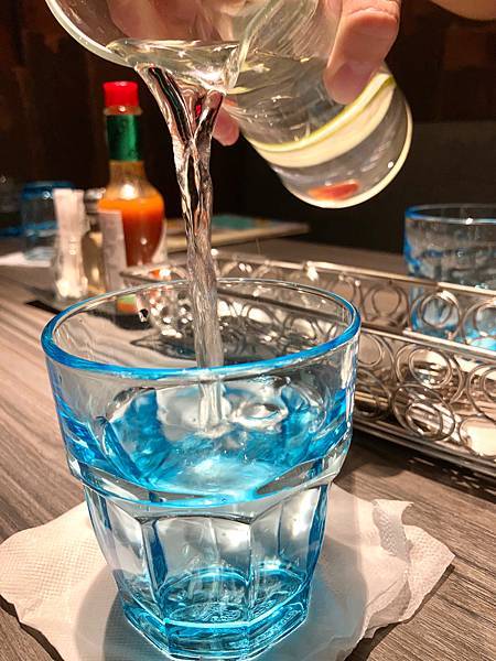 先喝杯水等上菜啦