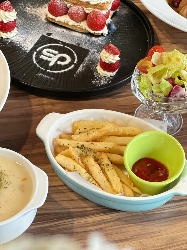 台中市西屯區[台中西屯] SP夏帕義大利麵 逢甲店｜季節限定-粉雪奶霜草莓塔 ｜滿滿18顆新鮮草莓 好拍又好吃｜逢甲平價義大利麵｜室內空間超大｜內附菜單 - 萍姐愛分享